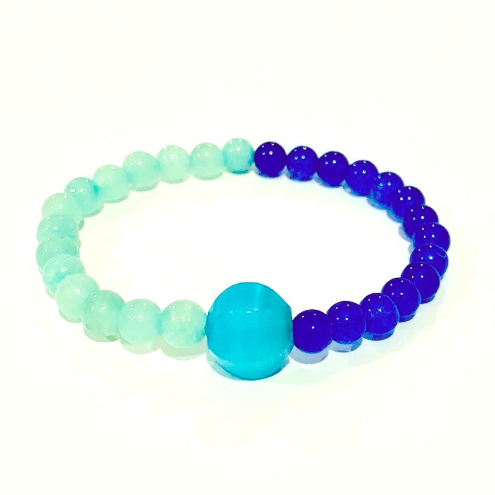 Women’s blue beaded bracelet